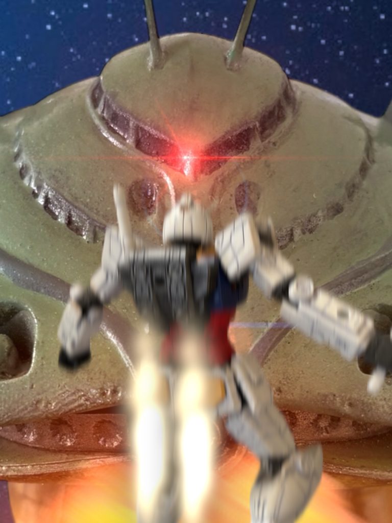 　そして、戦場の彼方から、邪悪なプレッシャーのようなものを感じた。　先ほどの白い機体と、戦闘機が向かった先から、発せられている気がする。　他の皆も、感じたらしかった。皆、機体を停めて、プレッシャーの先に機体の視線を向けていた。『やはり、イドの怪物か——？』　蘊蓄バカが、呟くのが聞こえた。〜〜〜〜〜〜〜〜〜〜〜〜〜〜　UC0087、12月24日——　グラナダ「アンナ先輩、ソロモン攻略戦に参加されていたんですか！？」　グラナダのバーカウンターで、カイル・ルーカスが興奮して話題に食いついた。　１年戦争の頃は、まだほんの少年だったカイルにとって、MS戦の黎明期とも言える１年戦争の、その最大の激戦の一つだったソロモン戦の従軍兵は、伝説的な英雄に見えた。「……そんけーしてくれんのは良いんだけどさ。」アンナは、黒いビールをぐいっと飲み干してから続けた。「なんか、自分がすごいオバサンみたいに思えてくるから、あんまし”ソロモン”て強調しないでくんないかな？」　恨めし気な目で、カイルを見る。目の前の育ちの良さそうな若者より、あの頃の自分の方が年上だったという事実は、自称”宇宙（そら）を駆けるセクシー・エースお姉さん”には、ちょっと傷けられる内容なのだ。「弟ももう子どももいるしさぁ……どーすんのよ、あたし。」そういえば、弟とカイルは、同い年ではないか、と、いつもより熱っぽい視線を送る後輩の顔を見て思い出した。「逃げるのが上手いのは、その当時かららしいな。」黙って聞いていたヘント・ミューラーも会話に加わる。「うっさいわね！アンタ、なんであたしにいつもちくちく言うわけ？好きな子に意地悪するタイプ？」「ふざけるな、妻帯者に言っていい冗談ではない。」「うるさい！バカ！アホ！朴念仁！ニンジン、要らないよ！」「子どもの悪態ですよ、それ。敗北宣言と同じです。」カイルがいつもの調子で言いながら、つまみのバーニャカウダのニンジンをつまんだ。　アンナは、ワイングラスにウイスキーをストレートで注ぐよう注文する。「うわ、何ですかその飲み方！」あまり酒に強くないカイルが驚いている。「こうすると香りがしっかり集まってくんのよ。せっかくシングルモルトの香りは、余すことなく楽しみたいじゃん。」「……でも、ストレートって……。」「……飲みすぎるなよ。誰も面倒は見ないからな。」　若い後輩に、旧世紀のオタク趣味の上官。　そう言えば、ソロモン攻めのときと同じような部隊構成だ。ちなみに、アンナたちの隊はア・バオア・クーでは後方の予備戦力のまま終戦を迎えた。しかし、上官と若い伍長はその後のジオン残党の包囲戦で戦死している。「しかし、”イドの怪物”とは、よく言ったものだな。あの時、コンペイトウでは、ビグ・ザム付近で、そういう邪悪な思念が具現化したかのような影を見たと言う証言もあるらしい。」　ヘントが感心したように言うのを聞いて、アンナは頬杖をついたまま、その横顔をじっとりと見た。「……アンタ、ホントはニュータイプなんじゃないの？」　当時の編成に思いを馳せていたところだったので、心を読んだかのようなタイミングだ。しかし、当のヘントは不思議そうな顔をしている。まあ、この朴念仁がニュータイプのはずはないか、とアンナはくらだない発想を捨て去った。「……で、なに？”井戸のカイブツ”って？テレビから出てくる女の幽霊？」「それは違う映画だ。」「やっぱ映画の話か。」「そうだ。増幅された潜在意識が具現化された怪物で、登場人物の憎悪と執着が生み出した、という演出がされていた。獅子のような頭に、奇妙に長い脚が生えていると言う見た目も、似ていると言えば似ている。」　ふぅん、とアンナは興味がなさそうに相槌を打った。（執着、ねぇ……。）　アンナはグラスを揺らす。あの時、あのMA——ビグザムと言うらしい——に乗っていたのは、ジオン公国軍のドズル・ザビ中将だったと言う。（やらせはせんぞ——！）あのとき、戦場でそう叫んだ声は、確かにドズル・ザビのものだった。戦後に見た映像で、彼の声を聞いたのだ。聞けば、直前に妻子を戦場から逃がしているとのことだ。（そりゃあ、