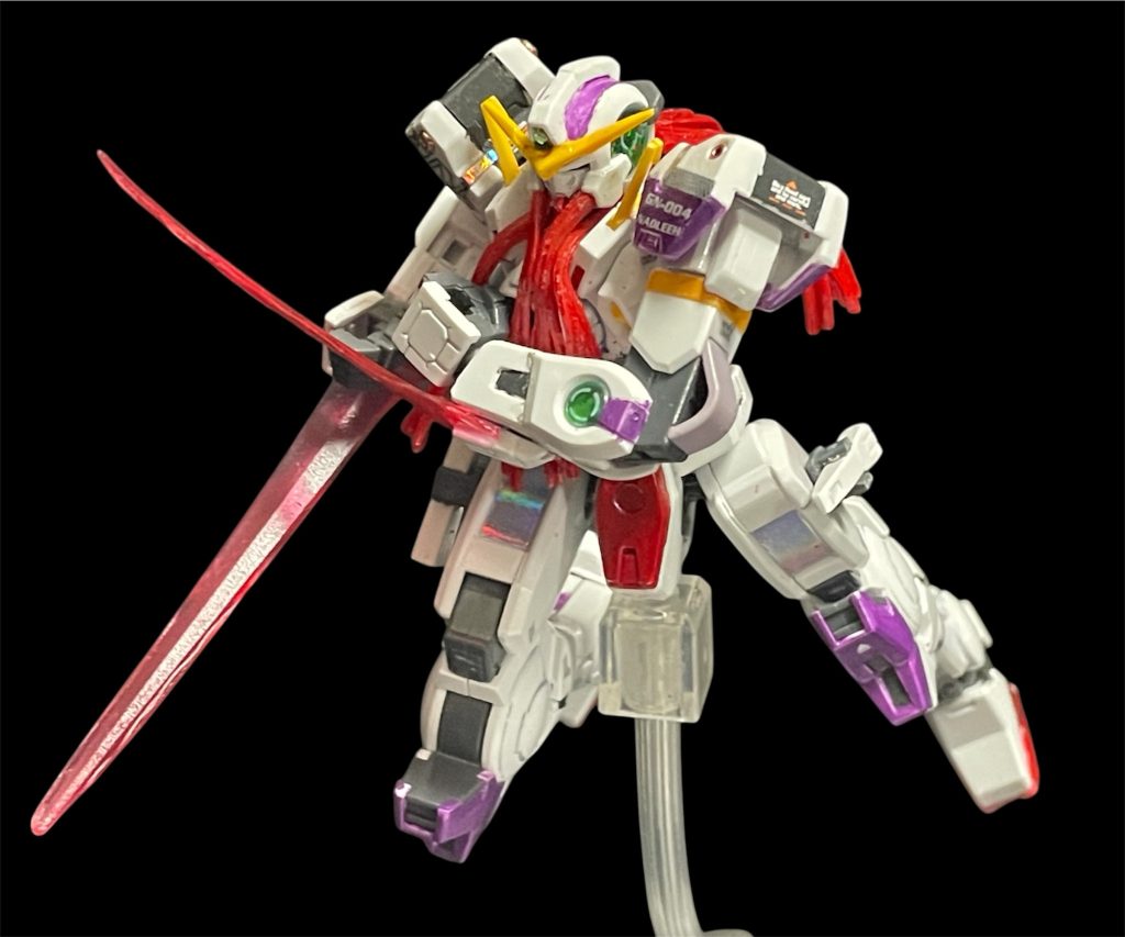 ビームサーベルも足に装備できるようにして腕からビームを出せるようにしました。スリムな機体で高起動なイメージでしたので近距離武器を追加したかった。