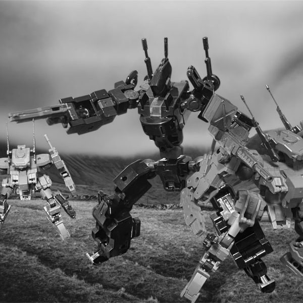 エヴォルブグレイズの起動に失敗。その後は「サーヴァント」を使って、いざこざや軋轢に揉めつつも火星の地方自警組織と関係を築きつつあったある日。突如、近隣の都市に現わる異形。まさか、伝説のMAが！？果たして？（5枚目）