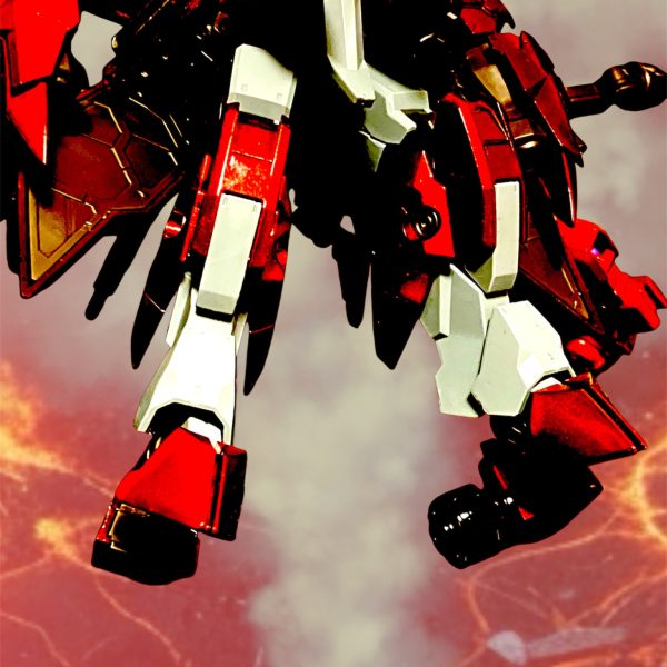 形を変えていく蠍の異形。そして地面に降り立ったそれは・・・・まぎれもなく・・・「ガンダム」だ（2枚目）