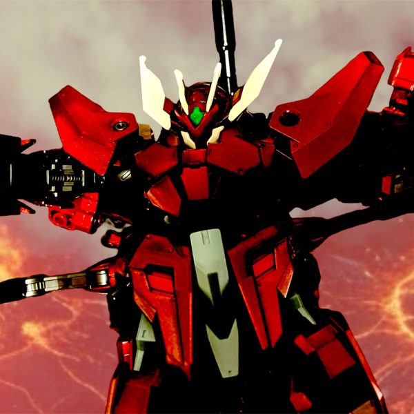 形を変えていく蠍の異形。そして地面に降り立ったそれは・・・・まぎれもなく・・・「ガンダム」だ（4枚目）