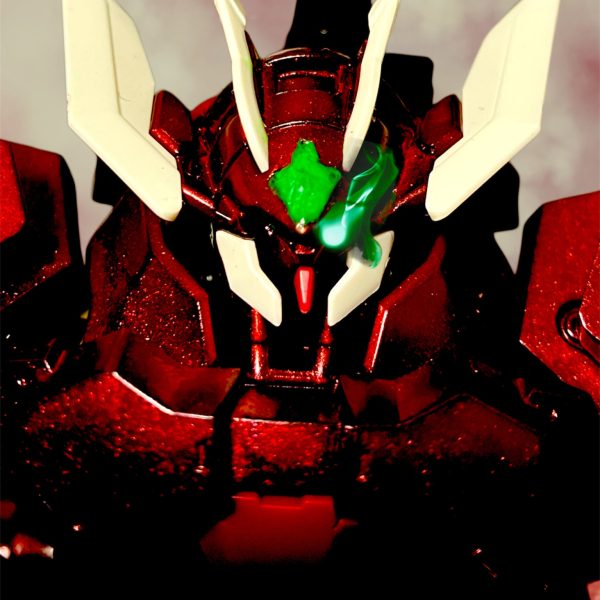 形を変えていく蠍の異形。そして地面に降り立ったそれは・・・・まぎれもなく・・・「ガンダム」だ（5枚目）