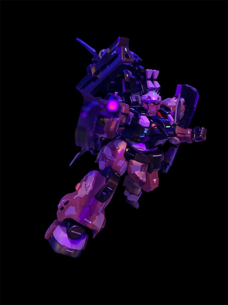 「な〜んだよ、廃墟ステージバトルって？あーしは聞いてねぇっつーの！」&nbsp;「両者向顔」&nbsp;「ゲリラ戦ということか。好都合だ！」&nbsp;「西に弱き敗者あり　東に強き敗者あり勝者はただ最期まで踊り続けた者のみ！&nbsp;決心解放！！(フィックスリリース)」&nbsp;&nbsp;試合開始直後から、両者の行動は対照的だった。障害物などお構い無しとばかりに猪突猛進、特効をかけるデミフルバーディングを、シメール・ヴォルフは身を隠しながら待ち伏せる。&nbsp;「どこ行ったー！かくれんじゃねー！テメー！！」&nbsp;「これだけ遮蔽物がありながら、自ら飛び込んでくるバカがいるとはな。」&nbsp;シメールヴォルフは物陰からライフルを浴びせるが、デミフルバーディングに有効打を与えられた様子は無い。&nbsp;廃盤となった型遅れの部品を繋ぎ合わせてようやく作られた機体と、ブリオン社の次世代コンセプトモデルとしてコストを惜しみなく注ぎ込まれたMSとでは、その機体性能には雲泥の差があって当然だった。