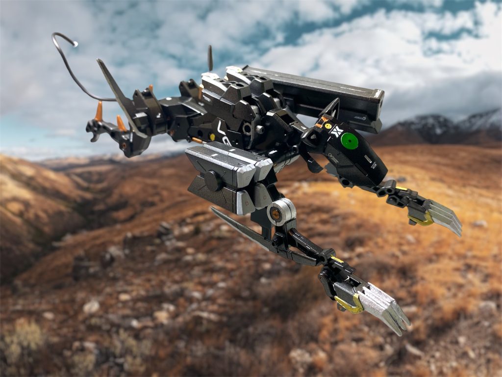 暗い霧に覆われたステージで、目を奪われたデミフルバーディングは、暗闇からいつ現れるか分からない攻撃に身構えていた。&nbsp;「チクショー！あっちのセンサーも同じように効かないはずなのに、なんでこっちの位置が正確に分かるんだよ！」&nbsp;「この煙霧の中で動けるものは、よく聞こえる耳とよく効く鼻をもつ者だけさ。」&nbsp;獣型ドローン・ヴァナルガンドと、シメールヴォルフは、この暗がりの中でも的確にヒット&アウェイを繰り返す。&nbsp;MS格闘技の為に用意されたステージとはいえ、やはり瓦礫の折り重なった街並みは、あの日、妻子がテロに遭った時の光景によく似て、オルコットの古傷を疼かせた。&nbsp;あの時、自分は自らの掲げる正義を通す為に、妻が身を挺して庇った我が子の命すら見捨てようとした。&nbsp;結果として、妻は助からなかったものの、子どもは一命を取り留めた。担当医師は自らの判断でGUND医療を使用して救命措置を施したのだ。&nbsp;男には普通ならば、父親として何とか助かった我が子を育てる責任があった。妻が我が身を盾にし、医師も懸命に治療して救ってくれた小さな命。だが、あの日あの時、男の中でそれまで信じていた全ては無残にも崩れ去っていた。&nbsp;「ドミニコス司令部、こちらチーム2リドリック。アーシアンのテログループはスペーシアの民間人を人質に取ったまま依然立て籠っています。犯人は『ドミニコス隊の地球からの撤退と、カテドラルの解散』を要求している模様。」&nbsp;「ドミニコス司令部より、チーム2リドリック。別働隊のチーム1が突入して人質の確保に成功したとの報あり。チーム2は、ただちにMSによる攻撃で目標を制圧せよ。ドミニコスがテロリストの要求に屈する事などあってはならない。繰り返す、チーム2は、ただちにMSによる攻撃で目標を制圧せよ。」&nbsp;後にメディアへは“自爆テロ”と発表されたその爆発の引き金を引いたのはリドリックである。実際には別働隊が突入に手間取った事により、民間人にも犠牲者を出した誤射だった。&nbsp;我が子を見捨ててまで通そうとした自らの正義には、果たしてどれ程の価値があったのか…再び目を覚ました我が子に合わせる顔など無かった。&nbsp;男は子どもが無事回復し、成人するまでに不自由無く暮らせるよう財産の全てを病院に預けると、『リドリック・クルーヘル』という名前と、ドミニコス隊員の職を捨て、地球へと立ち去った。&nbsp;「捨てただろ。要らないんだよ…そんなものはっ！！」&nbsp;哀しみを絞り捨てるようなオルコットの叫びに対し、ヴァナルガンドは大地を駆けまわることの出来る喜びに満ちているかの様子だった。