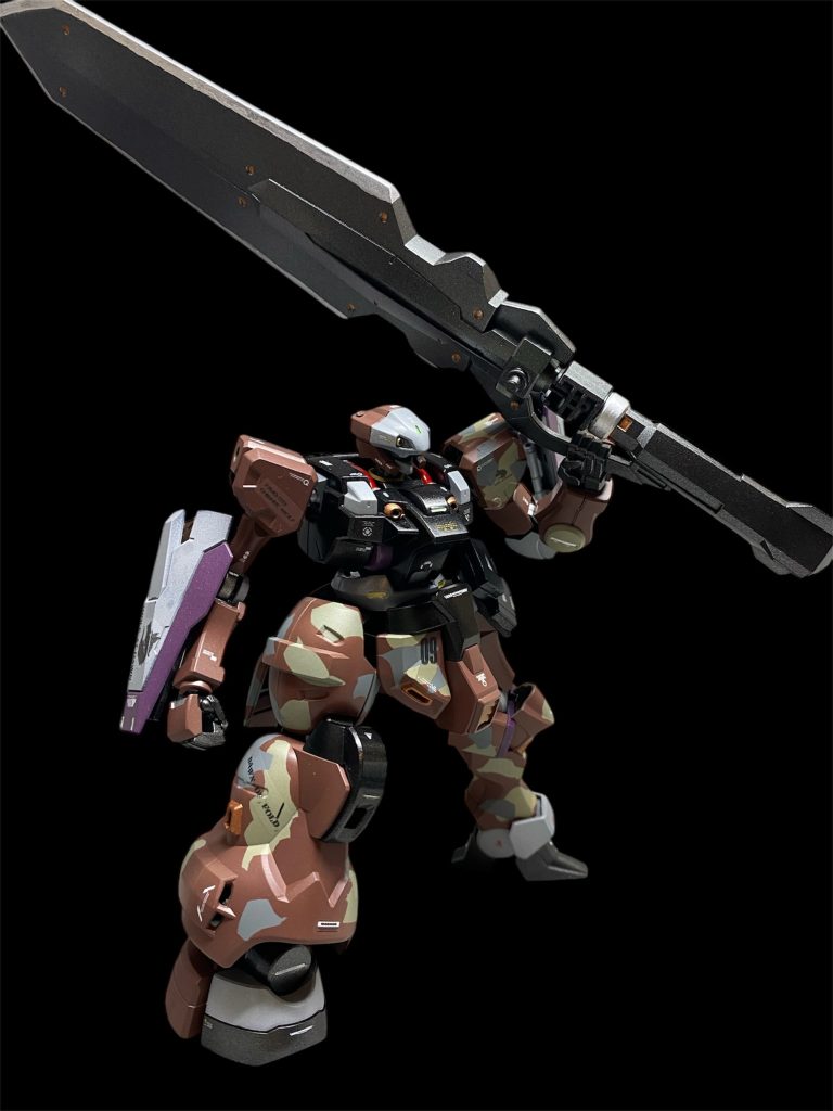 「しゃんなろー！いつまでも卑怯に隠れ回ってないで出て来やがれー！！」チュチュが痺れを切らして手当たり次第に掴んだその手は、かつての参加者が遺していったらしいハンマーを握っていた。&nbsp;「地球番長舐めんなーーー！！！」&nbsp;ハンマーを勢いよく回した遠心力と風圧で、意図せずしてデミフルバーディングの周囲の煙霧は晴れた。&nbsp;「チッ、運は良いようだな。こちらも何か致命打を与えられるような得物を探すか…」&nbsp;そう言ってシメールヴォルフが手に掴んだそれは、剣と言うにはあまりにも大きすぎた大きく分厚く重くそして大雑把すぎた。それはまさに鉄塊だった。