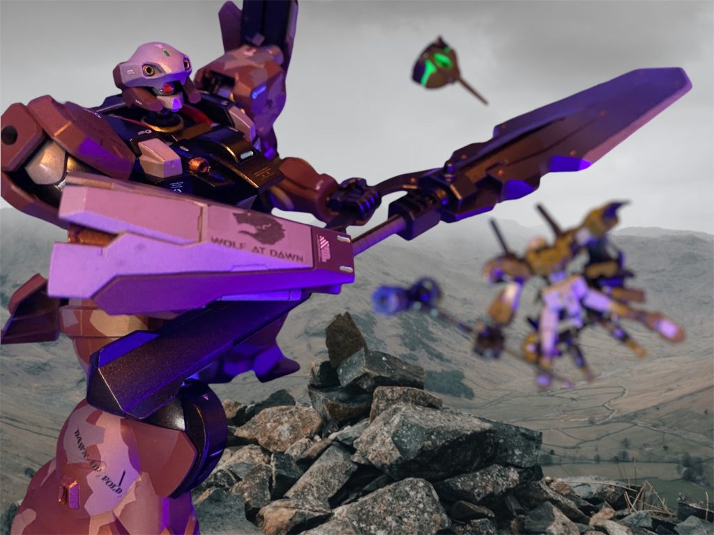 だが、それは同時にその巨大すぎる大剣を振りかざす千載一遇の隙を生み出した。&nbsp;「そこだー！！！」&nbsp;感情を押し殺しているかに見えたオルコットの、力の限りの雄叫びと共に、デミフルバーディングの頭部が中に舞う。&nbsp;&nbsp;「試合終了！勝者　夜明けの狼！！」&nbsp;「終わったわね。でも、どうしてあの獣型ドローンは遠吠えで位置を晒すような真似をしたのかしら？囮になる様パイロットからの指示だったとか？」疑問に思っているミオリネに、ラジャンは静かに耳打ちをした。「疑問に思って急遽調べさせていたのですが、あの獣型ドローンには、GUND-ARM開発の為の前段階としてGUNDフォーマットのテストヘッドとして流用された個体が一部あったそうです。そして、“夜明けの狼”を名乗るオルコットこと『リドリック・クルーヘル』には、テロ事件により身体の大半を一時GUND義体化した息子が居たようなのですが…やはり研究段階で禁止された技術です。相性などもあったのでしょうが、数ヶ月前から病院のベッドの上で意識不明の状態だった様です。」&nbsp;「あの子の意識もね、こっちに、データストーム空間に居たんだけどね。パーメットリンクを介して、あのドローンをオーバーライド出来るよって教えたら行ってしまったんだ…きっと、お父さんと一緒に走り廻ってみたかったのかも知れない。」エリクトのその言葉に、ミオリネはハッとして口元を押さえる。&nbsp;「あの子、、だった、のか？あんなに戯れるように走り廻っていたのは。俺に、チャンスを生む為に、囮になってくれたのは？」オルコットは再び右の手を押さえるが、その声は涙に震えていた。