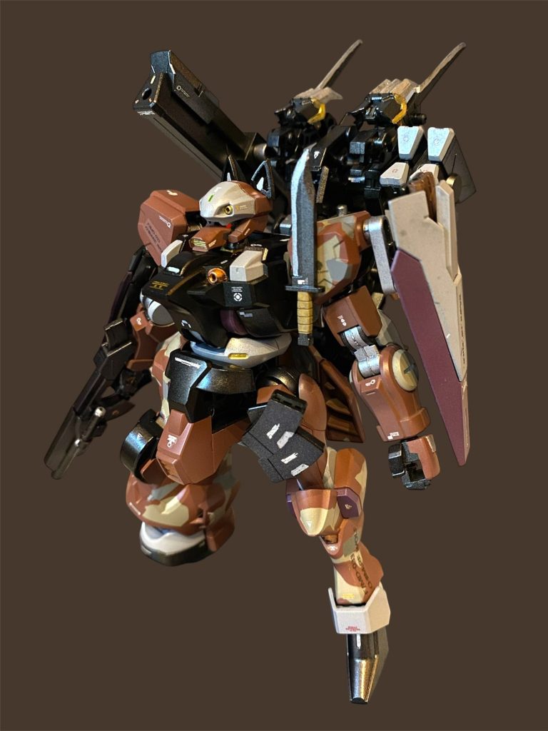 【機体解説】F/MD-033　シメール・ヴォルフは反スペーシアン組織“フォルドの夜明け”のパイロット・オルコットが『仮面武闘会』に出場する為に用意されたMSである。シメール(仏語:合成獣、キメラ)の名が示す通り、旧ベネリットグループ傘下の企業から売却された中古部品や、戦闘により破壊された機体から取り外されたジャンクパーツ、旧オックスアース社の工廠から接収された装備などを強引に繋ぎ合わせただけの物であり、機体バランスや操縦性は全く考慮されていない。互換性や整備性も劣悪であり、「動くのがやっと」と言われる程のガラクタだが、オルコットの操縦技術や、長年不利な機体で戦い抜いて来た戦闘経験により、最新型にも引けを取らない動きを見せる。&nbsp;