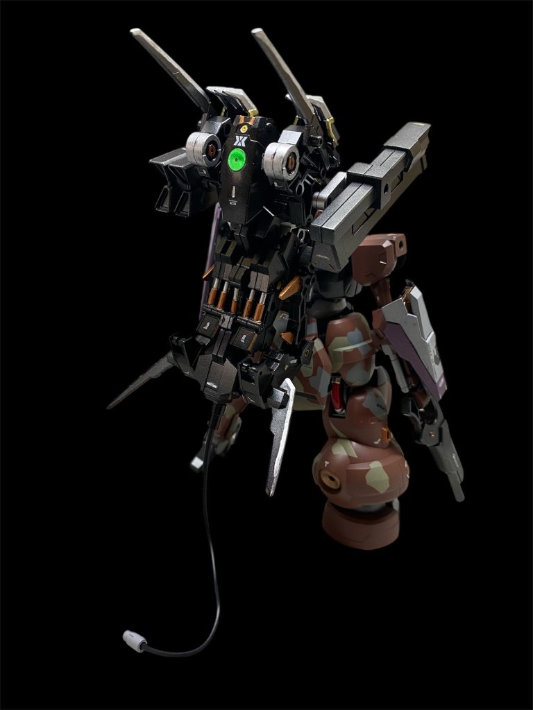 本機最大の特徴である背部に背負う巨大なフライトユニットは、かつてのドローン大戦時に猛威を奮ったとされる獣型ドローン・ヴァナルガンドであり、新規装備を開発する余裕の無いアーシアン陣営が、過去の遺物を発掘・修復して搭載したものである。