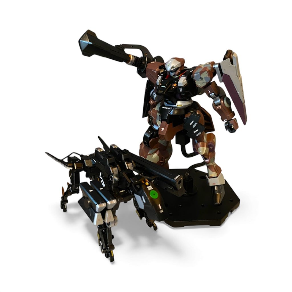 【あとがき】第3章、ここにきて大幅に遅れて、ようやくアップ出来ました😅ここのところ遅々として制作が進まず、執筆も進まず。原因は、この第3章が元々物語の大筋にはあまり関与しない回だった為、プロットを省略しておりアイデアが湧かなかった事。そして、11月中に一度方向性は固まりかけたのですが、展示会に参加して偉大なモデラー諸兄の作品たちを目にした事で「自分自身がしっくり来ないモノを仕上げる訳にはいかない！」ともう一度土台を白紙から練り直したことです。おかけで、オルコットの為の漢くさい機体が出来上がりました！本体は、機体解説どうりディランザとザウォート・ヘヴィのポン付けミキシングで、敢えてつぎはぎ感を出しました。ブラウンと、クラウド迷彩で渋さを演出。獣型メカは、ほぼ30MMドッグメカそのままですが、背負った時のバックパックとしてのまとまり感と、サンボルFAガンダムぽいシルエットが気に入っています。頭部はザウォートですが、狼っぽく見えるよう耳と鼻を付けたら、まるでジオン系みたいなシルエットになりました🐺笑闘技場で拾った必殺アイテムということで、ドラゴン○ろしならぬ、ヴァルキュリアバスターソードも持たせました。おとこは黙ってでっかい剣❗️w&nbsp;