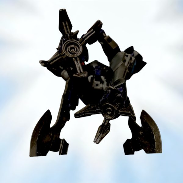 重装甲の前に弾の雨が弾かれる。圧倒的な鋏が腕の関節と装甲を挟み潰しつつある。キシキシッがギシギシッ、グィシャッグイッシャからのガガガガガッに変わりつつある。・・・と思ったら影が！？ぶちかましで吹き飛ばされた蠍の前に現れた巨人。エ、エヴォルブ！？起動したのか？返事はなく蠍に特攻こむ巨人と飛びかかる蠍。怪獣大決戦、始まる‼️（4枚目）