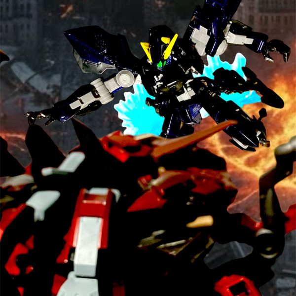 重装甲の前に弾の雨が弾かれる。圧倒的な鋏が腕の関節と装甲を挟み潰しつつある。キシキシッがギシギシッ、グィシャッグイッシャからのガガガガガッに変わりつつある。・・・と思ったら影が！？ぶちかましで吹き飛ばされた蠍の前に現れた巨人。エ、エヴォルブ！？起動したのか？返事はなく蠍に特攻こむ巨人と飛びかかる蠍。怪獣大決戦、始まる‼️（6枚目）