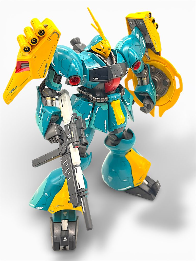 斜め前からです。水性塗料でRE1/100,HGの調色をそれぞれ参考にしています。ツートン部は明灰白色でメインカラーから少し薄い色にしました。スジボリで各所ディティールアップ（RE1/100を参考に）プラバンは加工は・・・アイデアが思いつかなかったので今回は施工しませんでした。