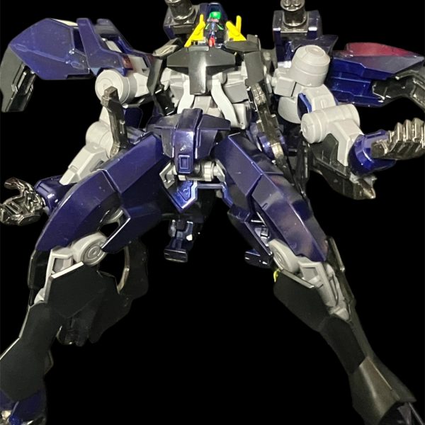 苦戦する乱入者。我に帰り、力を貸すため合体‼️制御しようとしたらコクピット内に響いたのは・・・・「が、ガンダム・・・またしても！またしてもっ💢」突然急発進！？グレイズアインをコピーしたボディが人間と同様に走り回るっ！？そしてジャーーンプ^_^そして炎を背に佇む。オマエヲ・・・ツブス、ツブシテヤルッーー💢（2枚目）