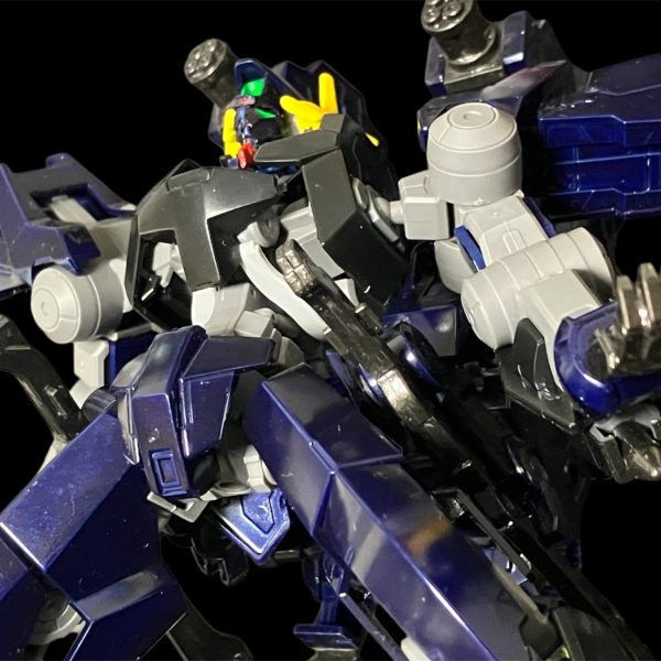 苦戦する乱入者。我に帰り、力を貸すため合体‼️制御しようとしたらコクピット内に響いたのは・・・・「が、ガンダム・・・またしても！またしてもっ💢」突然急発進！？グレイズアインをコピーしたボディが人間と同様に走り回るっ！？そしてジャーーンプ^_^そして炎を背に佇む。オマエヲ・・・ツブス、ツブシテヤルッーー💢（3枚目）