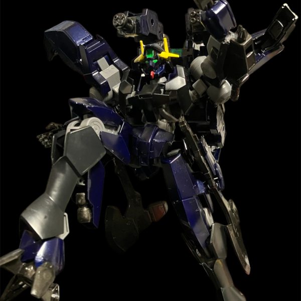 苦戦する乱入者。我に帰り、力を貸すため合体‼️制御しようとしたらコクピット内に響いたのは・・・・「が、ガンダム・・・またしても！またしてもっ💢」突然急発進！？グレイズアインをコピーしたボディが人間と同様に走り回るっ！？そしてジャーーンプ^_^そして炎を背に佇む。オマエヲ・・・ツブス、ツブシテヤルッーー💢（4枚目）