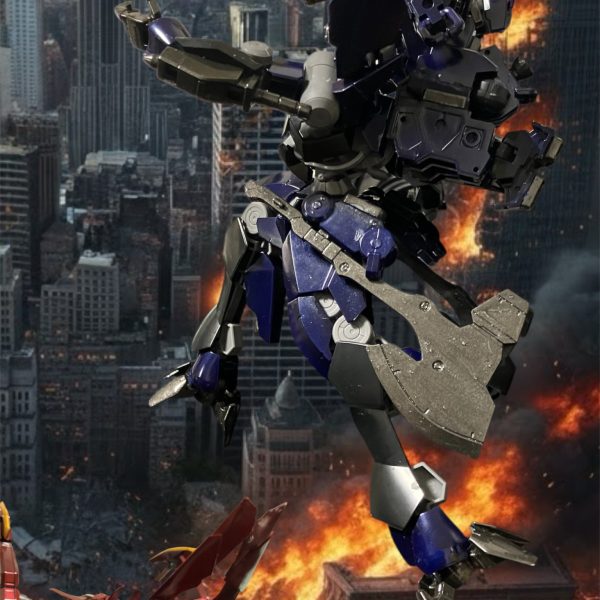 苦戦する乱入者。我に帰り、力を貸すため合体‼️制御しようとしたらコクピット内に響いたのは・・・・「が、ガンダム・・・またしても！またしてもっ💢」突然急発進！？グレイズアインをコピーしたボディが人間と同様に走り回るっ！？そしてジャーーンプ^_^そして炎を背に佇む。オマエヲ・・・ツブス、ツブシテヤルッーー💢（6枚目）