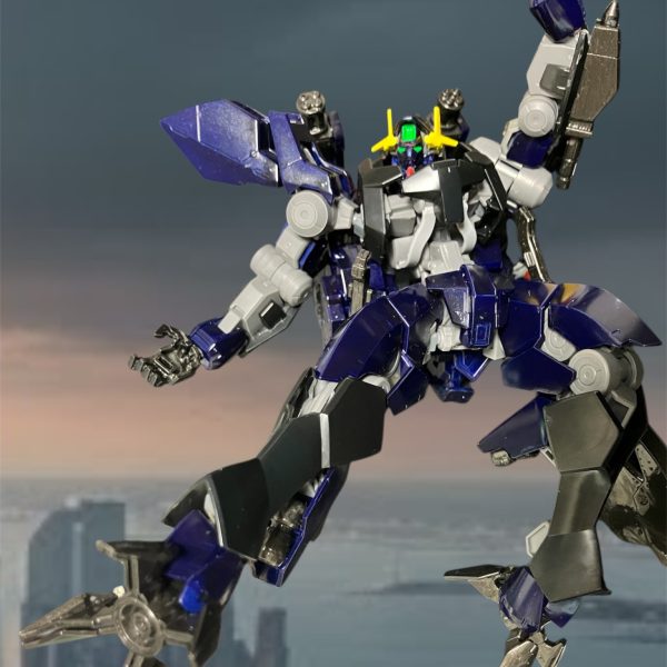 苦戦する乱入者。我に帰り、力を貸すため合体‼️制御しようとしたらコクピット内に響いたのは・・・・「が、ガンダム・・・またしても！またしてもっ💢」突然急発進！？グレイズアインをコピーしたボディが人間と同様に走り回るっ！？そしてジャーーンプ^_^そして炎を背に佇む。オマエヲ・・・ツブス、ツブシテヤルッーー💢（7枚目）