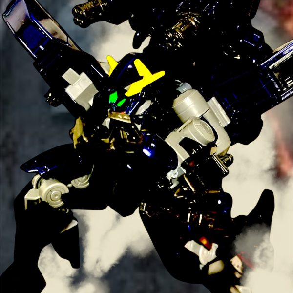 苦戦する乱入者。我に帰り、力を貸すため合体‼️制御しようとしたらコクピット内に響いたのは・・・・「が、ガンダム・・・またしても！またしてもっ💢」突然急発進！？グレイズアインをコピーしたボディが人間と同様に走り回るっ！？そしてジャーーンプ^_^そして炎を背に佇む。オマエヲ・・・ツブス、ツブシテヤルッーー💢（5枚目）