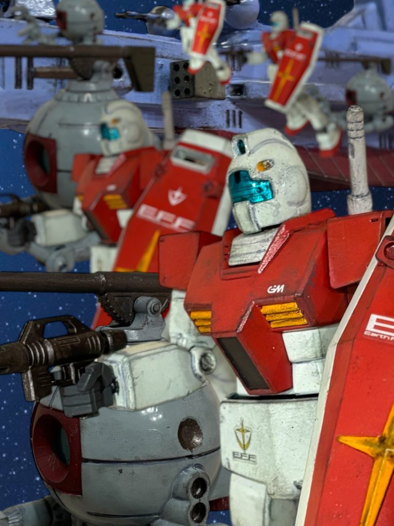 　地球連邦軍の新兵器、ソーラ・システムが、ジオン公国軍の宇宙要塞ソロモンを、文字通り焼き払っていた。　そして、これまで見たこともないような、おびただしい数のMS——地球連邦軍のジムが、ソロモンの岸壁に取り付き、次々内部に突入していく。