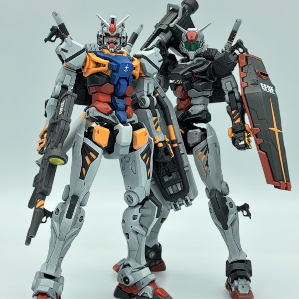 多くの先人と同様に、赤いガンダムと軽キャノン頭のミキシングです。バズーカはオリジンガンダム、ブレードアンテナは組立体験会版から拝借。手のフレームは灰色なのですが、アクセントが欲しくて、黄色にしました。いよいよ役者が揃ったので、紅白に向けて撮影ラッシュ開始です😃（4枚目）