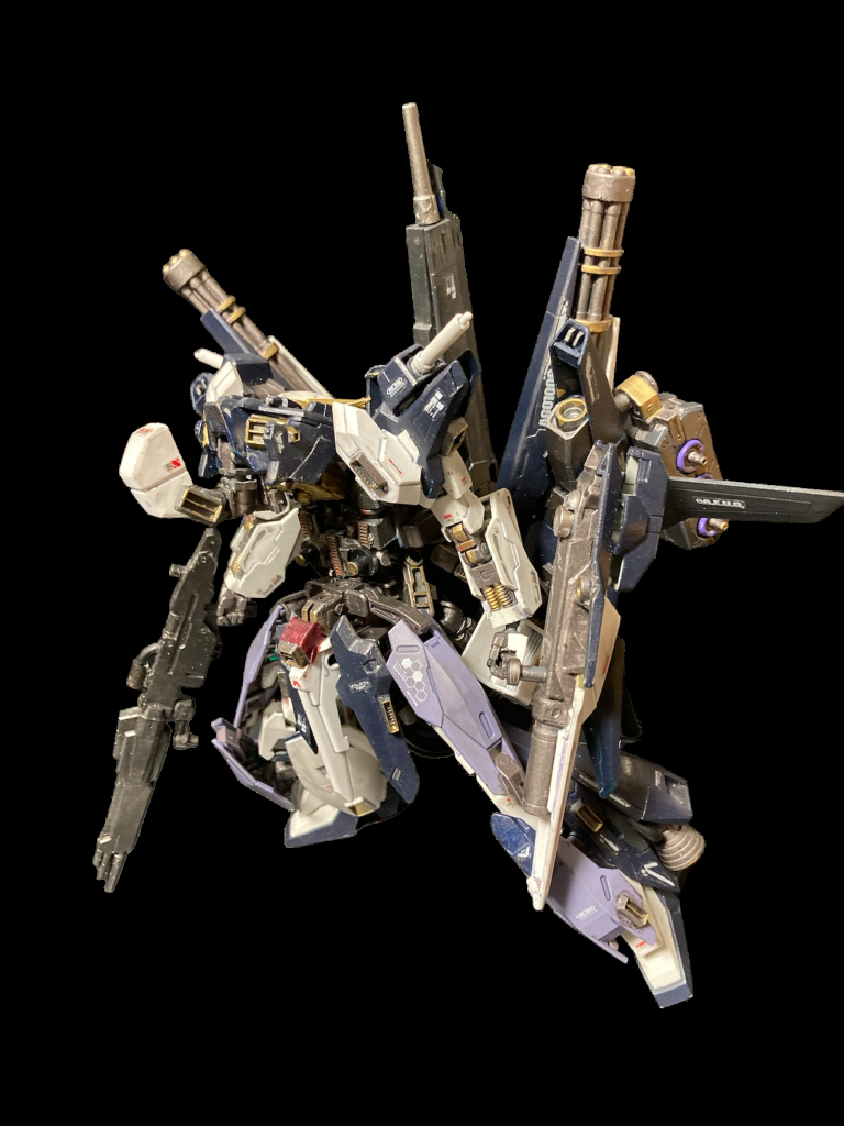 背中のバックパックを展開。胸部を跳ね上げ両腕を本体に収納していきます。両脚も縮めながらサイドに展開。