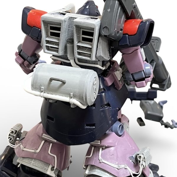 増槽タンクとバックパックの取り合いを決めました。タンクのブラケットが邪魔して最短でチューブをバックパックまで持って来れず長回しとなりましたが単調なタンクに変化を出してくれたので逆に良かったです。前面にはジェット戦闘機の様に２つの吸気口を設置しました。メチャ速そうです。スカートと肩パッドの装甲、腕、モノアイ周囲にもこれから手を加えます。（7枚目）