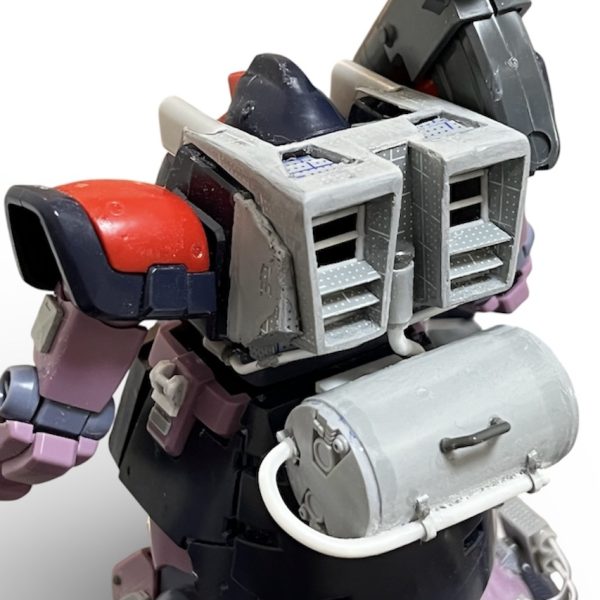 増槽タンクとバックパックの取り合いを決めました。タンクのブラケットが邪魔して最短でチューブをバックパックまで持って来れず長回しとなりましたが単調なタンクに変化を出してくれたので逆に良かったです。前面にはジェット戦闘機の様に２つの吸気口を設置しました。メチャ速そうです。スカートと肩パッドの装甲、腕、モノアイ周囲にもこれから手を加えます。（4枚目）