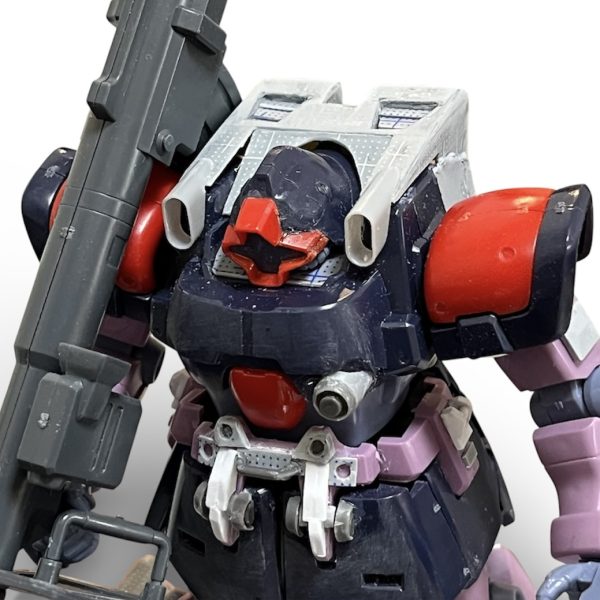 増槽タンクとバックパックの取り合いを決めました。タンクのブラケットが邪魔して最短でチューブをバックパックまで持って来れず長回しとなりましたが単調なタンクに変化を出してくれたので逆に良かったです。前面にはジェット戦闘機の様に２つの吸気口を設置しました。メチャ速そうです。スカートと肩パッドの装甲、腕、モノアイ周囲にもこれから手を加えます。（2枚目）