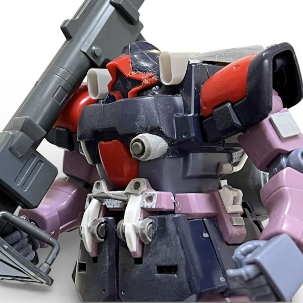 増槽タンクとバックパックの取り合いを決めました。タンクのブラケットが邪魔して最短でチューブをバックパックまで持って来れず長回しとなりましたが単調なタンクに変化を出してくれたので逆に良かったです。前面にはジェット戦闘機の様に２つの吸気口を設置しました。メチャ速そうです。スカートと肩パッドの装甲、腕、モノアイ周囲にもこれから手を加えます。（3枚目）