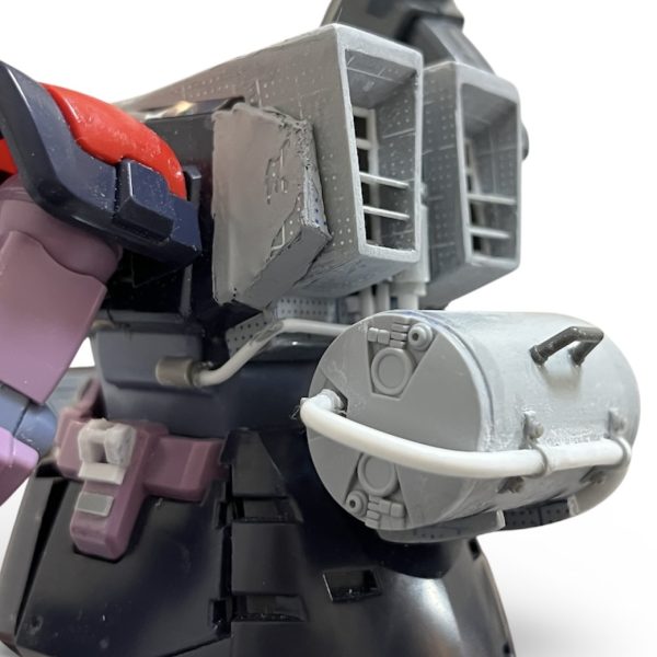 増槽タンクとバックパックの取り合いを決めました。タンクのブラケットが邪魔して最短でチューブをバックパックまで持って来れず長回しとなりましたが単調なタンクに変化を出してくれたので逆に良かったです。前面にはジェット戦闘機の様に２つの吸気口を設置しました。メチャ速そうです。スカートと肩パッドの装甲、腕、モノアイ周囲にもこれから手を加えます。（6枚目）