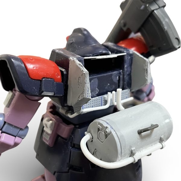 増槽タンクとバックパックの取り合いを決めました。タンクのブラケットが邪魔して最短でチューブをバックパックまで持って来れず長回しとなりましたが単調なタンクに変化を出してくれたので逆に良かったです。前面にはジェット戦闘機の様に２つの吸気口を設置しました。メチャ速そうです。スカートと肩パッドの装甲、腕、モノアイ周囲にもこれから手を加えます。（5枚目）