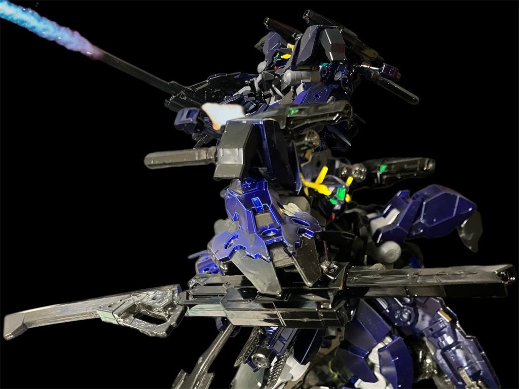 ブレード付き大型レールガン「ラブリュス」。元ネタは古代ギリシャの両刃の斧。片方はレールガンで、持ち替えると大型ブレードになる変幻自在の武器・・・にしては大きいけど💦