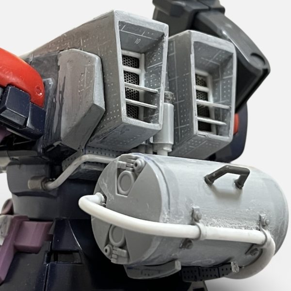 モノアイに手を加えました。ミライトで発光させました。バックパックの排気口には例のメッシュを取り付けました。（5枚目）