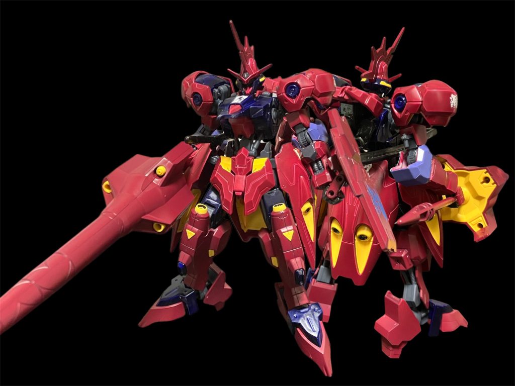 キマリス・ロッソ^_^キマリスヴィダールを改修した機体で、背部アクティブバインダーをスラスターノズルに交換するなど細かい強化措置を施してます。鉄血オプションパーツのシールドも追加して騎士然^_^