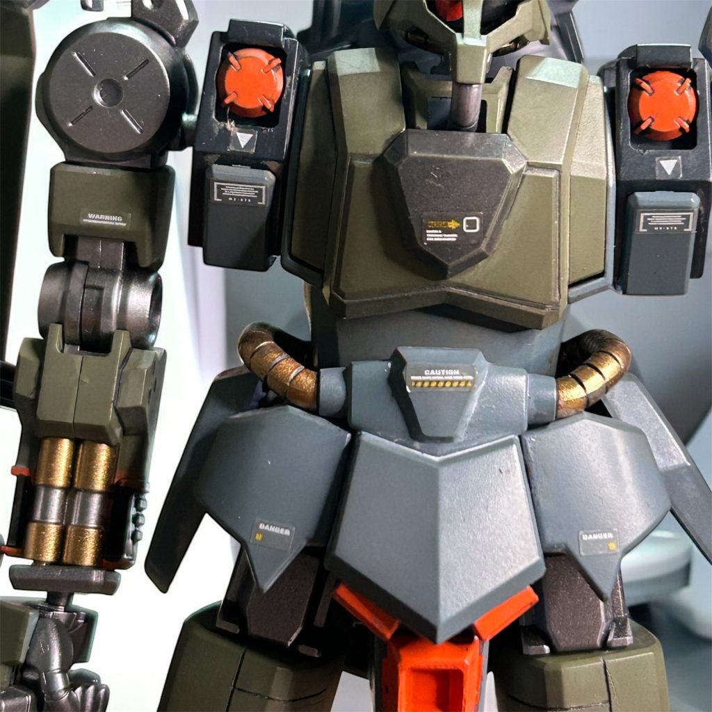 色々塗り分けて仕上げ中にまさかの両足首ボキン。パーツ買おうと思ったら売り切れ。やる気あんのかバンダイ私はやる気失せました‥ご覧いただきありがとうございました😊