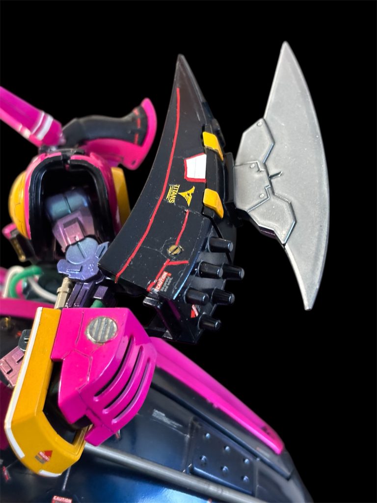 左腕装備、近接戦闘武装「アイアンカッター」。基部を作り差し込んでいます。そのまんま1/60マジンガーZインフィニティ版から頂きました。コロナ期にPGパーフェクトストライクとマジンガーZ、どちらを作るのか迷ったことも今は良い思い出です。各種ラインはハセガワのフィニッシュシートを使用。左腕のラインはグダグダになったスジボリを隠すために貼っています😅