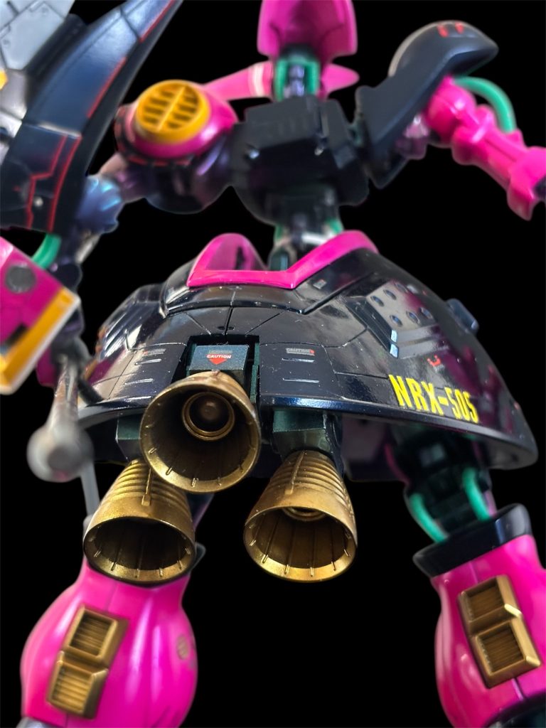 バックショット。巨大バーニアがオシャレです。曲面多くて写真撮り難しいです。映り込まない写真の撮り方教えて欲しいです💦