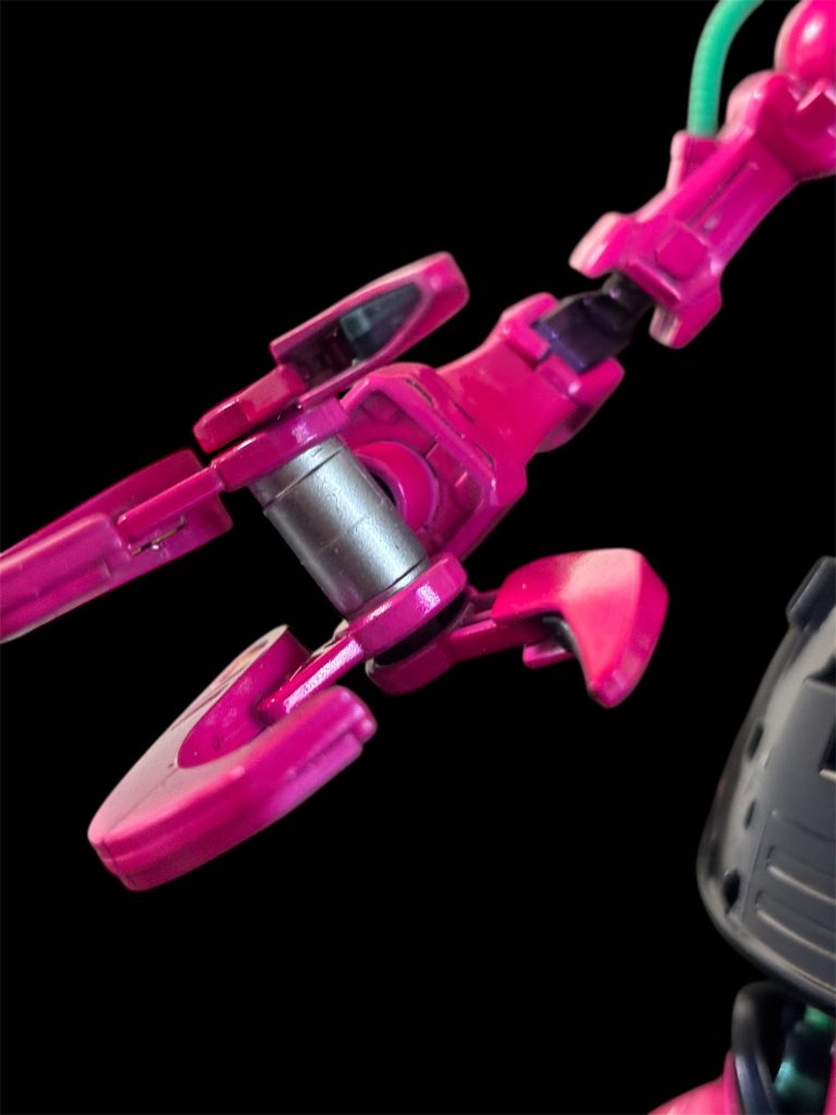 右腕。無骨なクローにアンバランスなメタリックピンクが魅力のバウンド・ドック。無骨さを残すために可動部にシルバー入れました。EXブラック→ビスマスパールです。後ハメ加工にディテールアップと地味に労力かけた部分です。