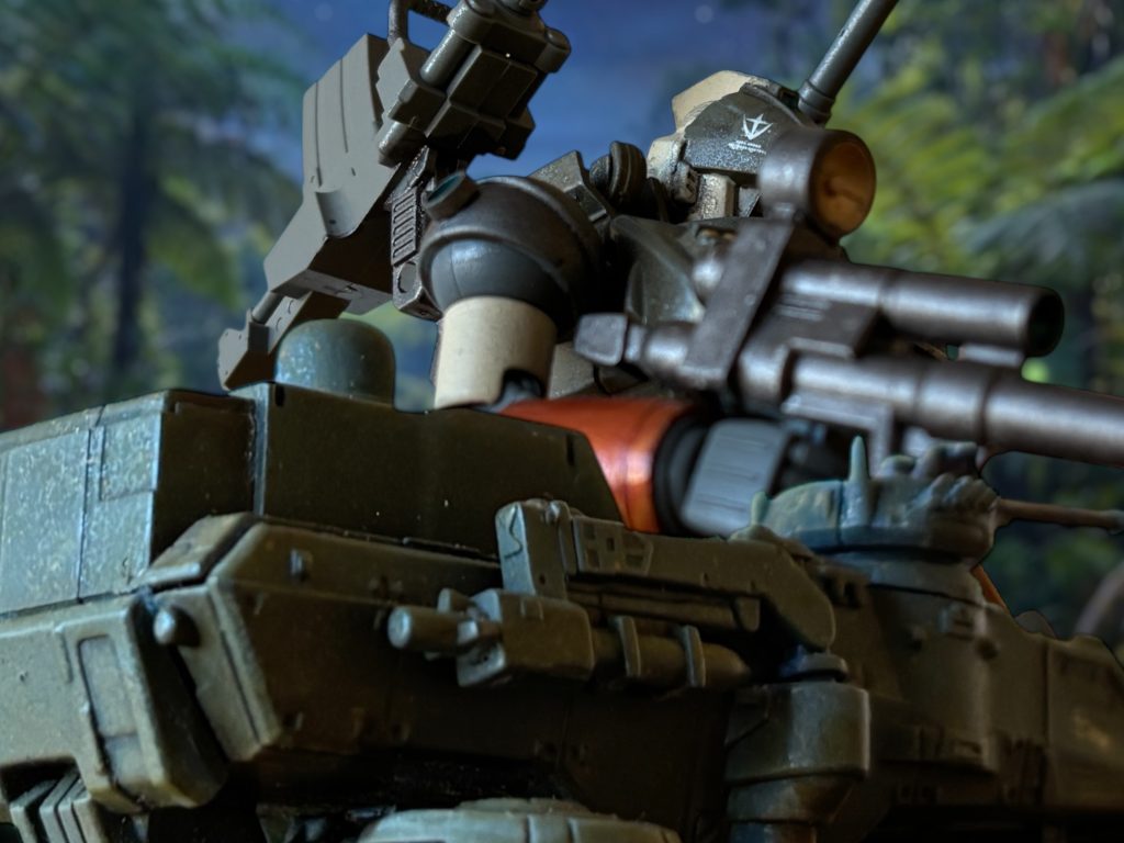 　気づくと、あたりはすっかり陽が落ちて暗くなっている。　バーナーの火がうっすらと皆の顔を照らす。「焚火でもあったら最高だけどね。」　チタが、出来上がったヌードルをよそって皆に渡しながら言う。夜は、意外と冷えるのだ。「いただくよ。」マークもホバートラックの奥から言う。「いただきます。」　ミヤギも、軽く手を合わせて、一口すする。　温かく、なめらかなのど越しが心と身体をゆったりと弛緩させる。　敵は来ないものとタカを括っているものの、退屈な中でどこか緊張感のある任務に、肩が凝るような思いをしていたのだ。「おいしい……。」「それは、よかった。」ミヤギの、魂の底から溢れ出たような声を聞き、チタも満足そうに微笑む。「ミヤギ少尉は、ご存じです？　”トシコシ・ヌードル”の意味というか……。」チタが訊ねるが、ミヤギは首を傾げる。が、すぐにハッと何かに気づいたような顔をして、微笑んだ。「名前？