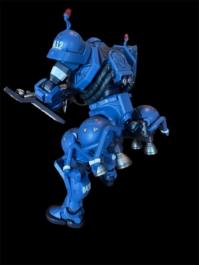 後ろ姿もなかなかカッコいいキットです。