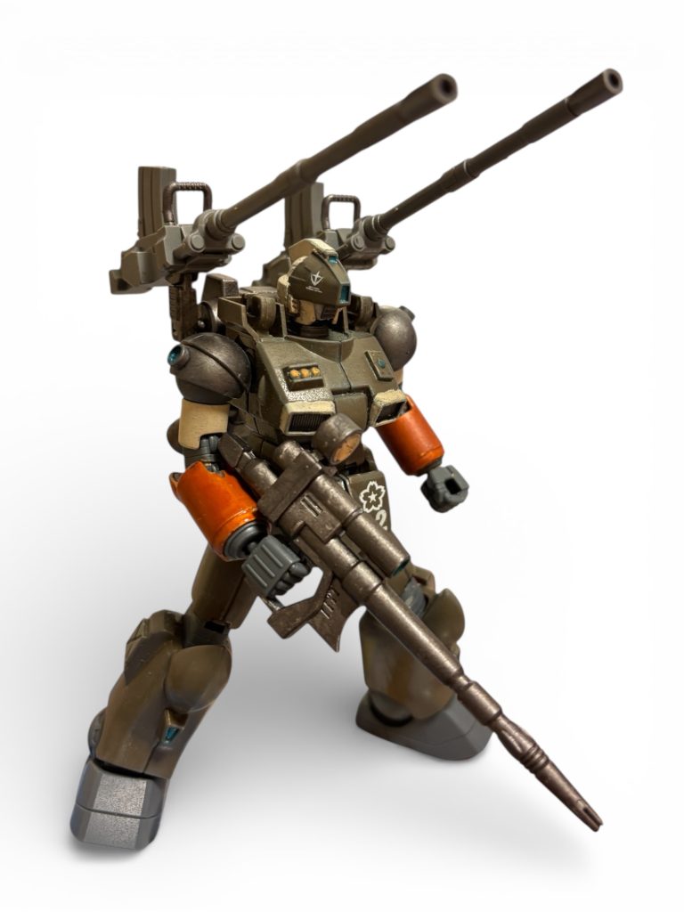 カラーは、オリーブドラブとセールカラーです。腕は金下地にクリアーブラウンで、ウイスキーボトルですが、夕焼けぽいシーンにしたくて画像の色温度をあげたら赤くなってしまいました笑頭部の連邦軍マークとEFFのエンブレムがお気に入りポイントです(gundam-kao6)