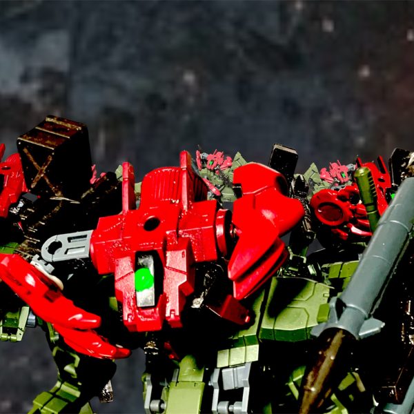 各地に突如として現わる無人機。小型ながら群れをなして現れ、街を貪る。抗うMSに我先にと飛びかかり、襲いくる・・・。厄災、再び・・・か？（2枚目）