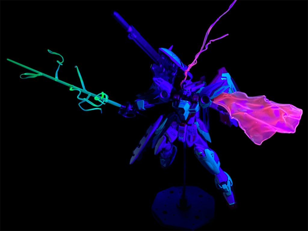 今回のこだわりポイントのひとつが、ド派手な自作エフェクトです!蛍光塗装でビコビコに光ります!