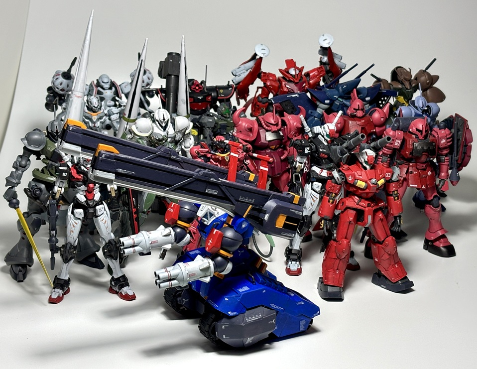 そして、とにかく作りまくった、ジークアクス関連機たち。(このあともう数機作ってますが、もう撮影ブースに入りきれなくてまとめての撮影が無理となりました)。 2025年は、ガンスタさんへの投稿数は69でした。今年も毎週投稿を達成。そのうち半分近くがジークアクス関連、さらにそのうちの6作品がGQザク/軍警ザクの改造品。2026年は初頭に「たぶん40年間、誰もできなかった(?)」とあるシリーズのコンプリートを目指します(と、いうか、ほぼ出来上がってます)。2026年もガンプラ製作、ガンスタさんへの投稿、がんばっていきたいと思います。