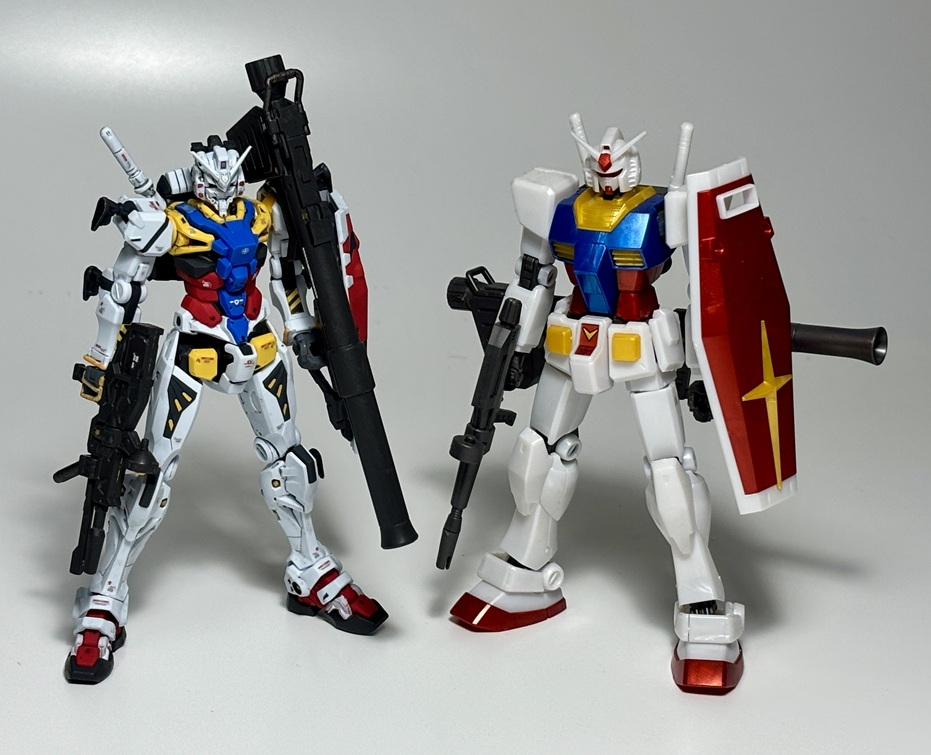 白いガンダムは部分塗装、デカールを貼ってトップコートを吹いただけのお手軽仕様。「あっちのガンダムとこっちのガンダム」です。
