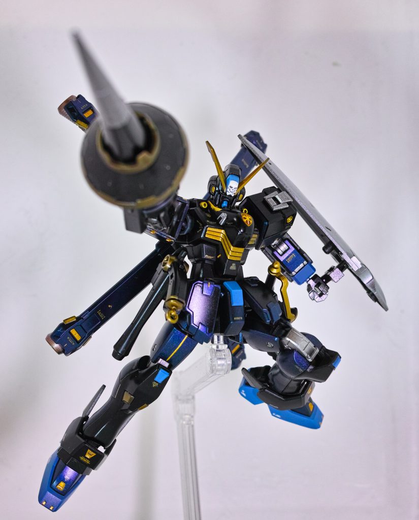 塗装は紫の部分が最後まで気になってしまい最終的にはエイザーブルーをベースで塗りなおしました。変更した箇所は顔のヘの字を2本から1本に（何故かHGのX2は2本だけど）耳の部分の蓋を作って金色に塗装。