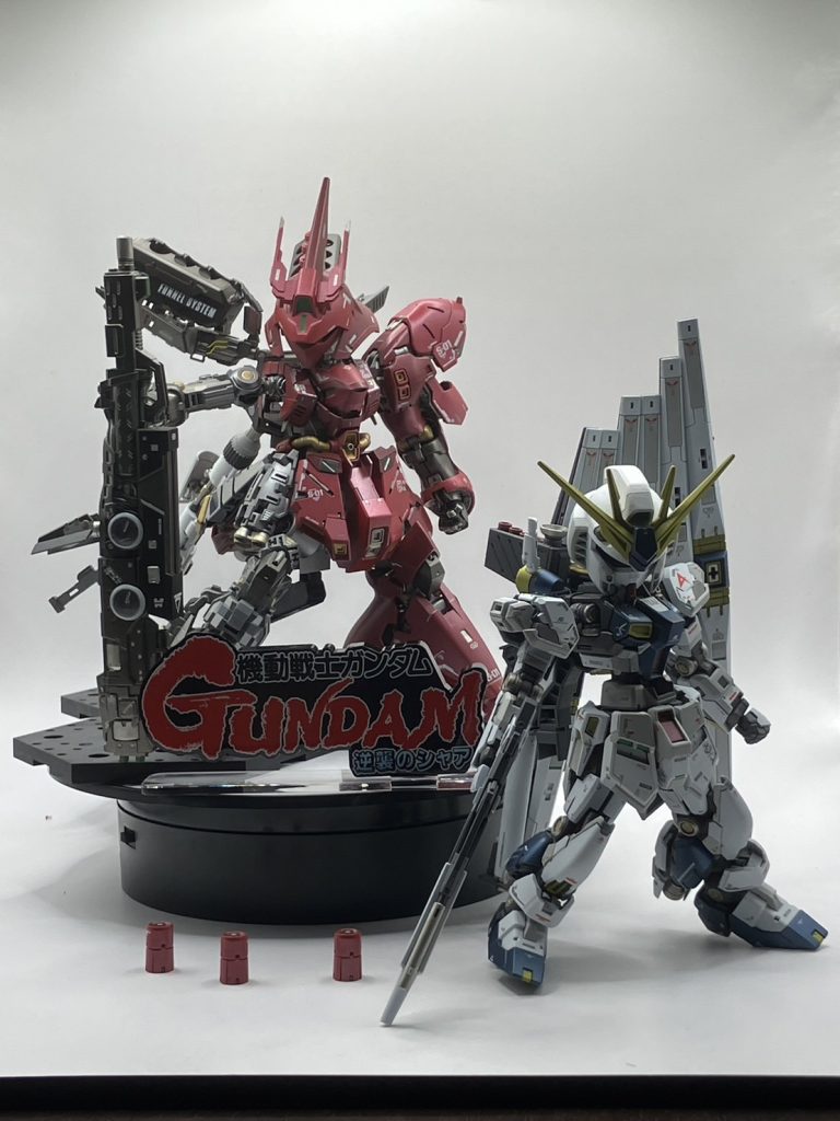 以前作ったSDνガンダムとツーショット。ご覧いただき、ありがとうございました。