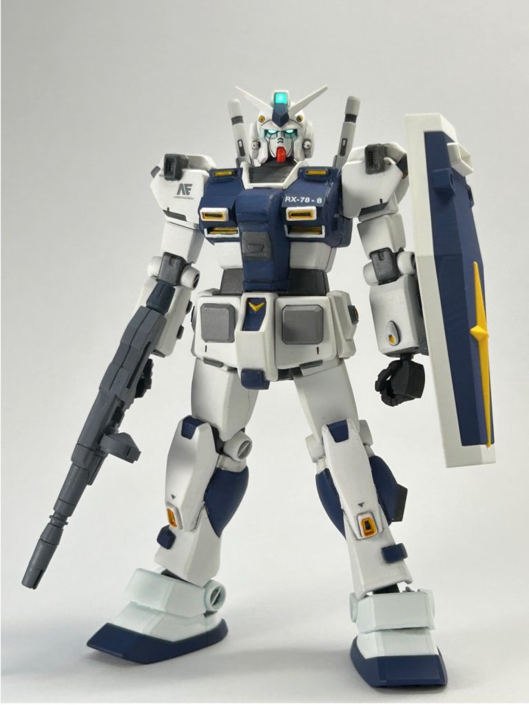 以下設定兼『機動戦士ガンダム0082 The Lost Blootline』のあらすじ宇宙世紀0081年末期。地球連邦軍は戦後の地位を確固たるものにするため、次期主力MS開発計画『Gundam • Standard 計画』(以下GS計画)を発足。10月13日に連邦議会で可決された「連邦軍再建計画」の一環として、GP計画とは別チームにて進行した。本機はそのGS計画により開発された時期主力量産型MSの性能実証機である。「GS計画」は同時期に同社で進んでいた「GP計画」と別チームで進行している。両チームは互いに違う目的ながらも、連邦の象徴であるガンダムタイプを開発するという点において譲れないプライドがあり、社内でも様々な憶測が飛び交うほどのひっ迫した状況であった。 