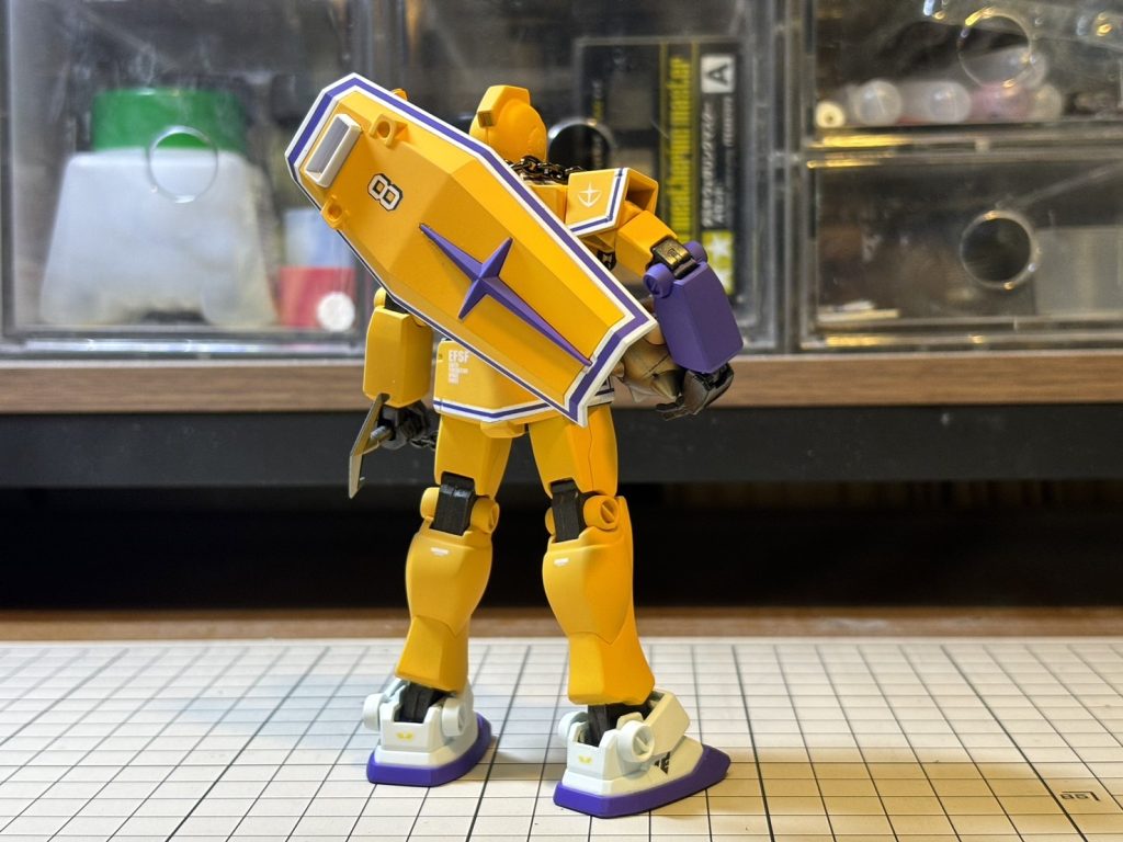 NBA選手コービーのファンだった高校時代の友人から頼まれたものです。……高校時代にね……笑ある日自宅のプラモを片付けていると、古い赤バンダイのHGUCジムの箱が。開けると中には無塗装に「8」のドライデカールを二つばかり転写したジムが……（……これは……俺のじゃない……！）全てを思い出した私は当人に連絡、申し訳ない気持ちから塗装ましましで仕上げ贈ることとしたのであります。〇十年の時を越え、今！ジム、大地に立つ！！（申し訳ありませんでした）