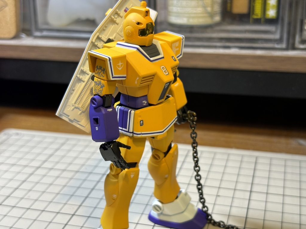 全身のパープル/ホワイトのストライプはマスキングで塗り分けました。右上腕にはガンダムWシリーズ用ガンダムデカールDXを使いタトゥーを表現。